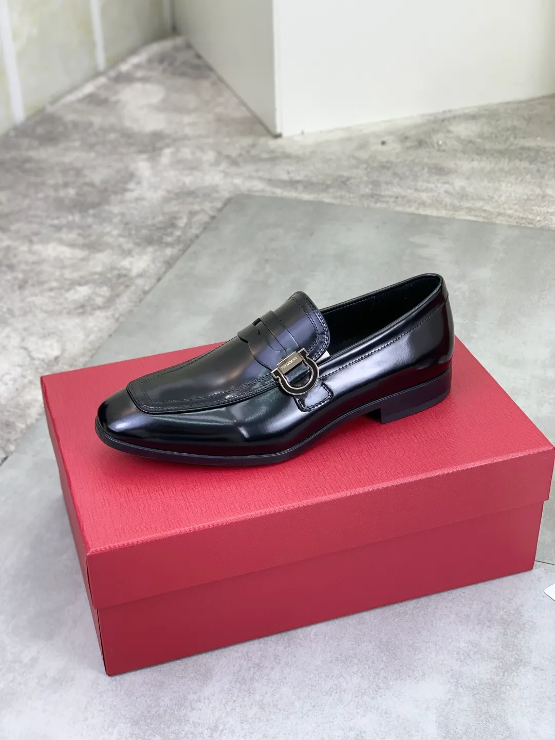 Men's men's shoes 💰P600💰[New model] High quality water-dyed cowhide 🆘[Salvatore Ferragamo] Ferragamo's latest casual business leather shoes for men! Listed simultaneously! The fabric is made of specially imported original calfskin, and the interior is made of imported water-dyed cowhide. It is absolutely luxurious and leads the fashion trend. Matching code: 38-44 (45 and 46 can be customized) 5️⃣ colors available